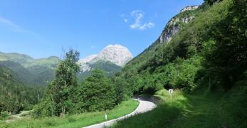 L’imbocco della carrareccia all’inizio del percorso
