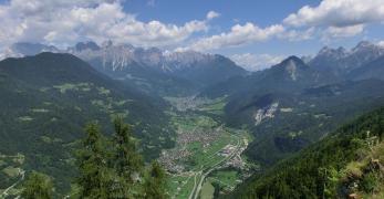 La Valle di Primiero. Sullo sfondo, le Pale di San Martino