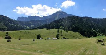 Il Piano Grande di Vederna. Sullo sfondo, le Vette Feltrine