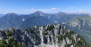Le pareti scoscese del Monte Salta. Sullo sfondo, il Gruppo dello Schiara
