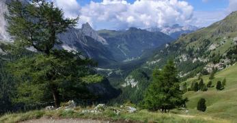 In discesa verso il Passo Fedaia