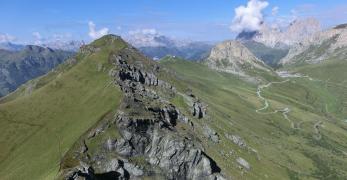 La cresta del Larice. Sullo sfondo, il Passo Pordoi, il Sas Becé e il Gruppo del Sassolungo