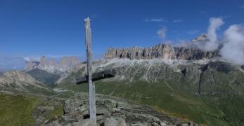 La Vetta del Sasso Capello. Sullo sfondo i Gruppi del Sella e del Sassolungo