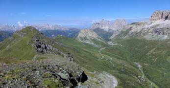 I Passo Pordoi. Sullo sfondo, il Sas Becé e il Gruppo del Sassolungo