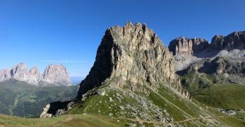 Il Sas Bece'. Sullo sfondo il gruppo del Sasso Lungo 