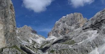 Il Passo Principe e il Catinaccio d'Antermoia, in basso, i Rifugi Vajolet e Preuss 
