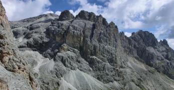 La Croda di Larsech. In basso, i Rifugi Vajolet e Preuss 