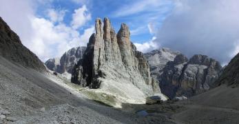 Il Rifugio Re Alberto sotto le Torri del Vajolet 