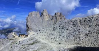 Il Passo Santner con l'omonimo Rifugio e la Croda di Re Laurino 