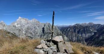 La vetta del Monte Lodina. Sullo sfondo, la Cima dei Preti