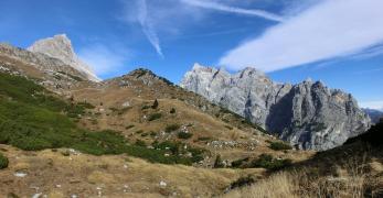 Forcella Lodina e la Busa dei Vediei. Sullo sfondo, il Monte Duranno e la Cima dei Preti