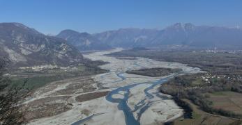 Il greto del Fiume Tagliamento e la dorsale delle Prealpi Carniche dal Caposaldo Cret dal Louf