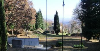 Il ripiano con il Monumento ai Caduti e la Chiesetta di San Giovanni in Monte
