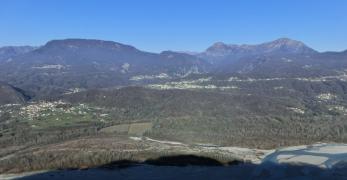 Il greto del Fiume Tagliamento dalla cresta del Monte di Ragogna. Sullo sfondo, i Monti Pala, Verzegnis, Flagjel e Cuar