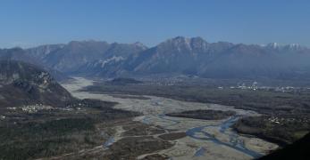 Il greto del Fiume Tagliamento e la dorsale delle Prealpi Carniche dalla cresta del Monte di Ragogna
