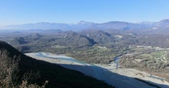 Il greto del Fiume Tagliamento e la dorsale delle Prealpi Carniche dalla cresta del Monte di Ragogna