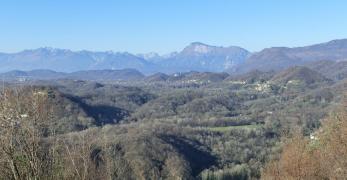 Panorama sulle Colline Moreniche friulane. Sullo sfondo, la dorsale delle Prealpi Carniche