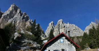 Il Bivacco Campestrin. Sullo sfondo, gli Sfornoi e le Torri Campestrin