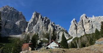 Il Bivacco Campestrin. Sullo sfondo, gli Sfornoi e le Torri Campestrin