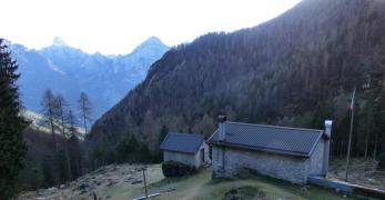Casera Valbona. Sullo sfondo, le Dolomiti d’Oltrepiave