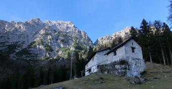 Casera Valbona. Sullo sfondo, il Sasso di Bosconero e gli Sfornoi
